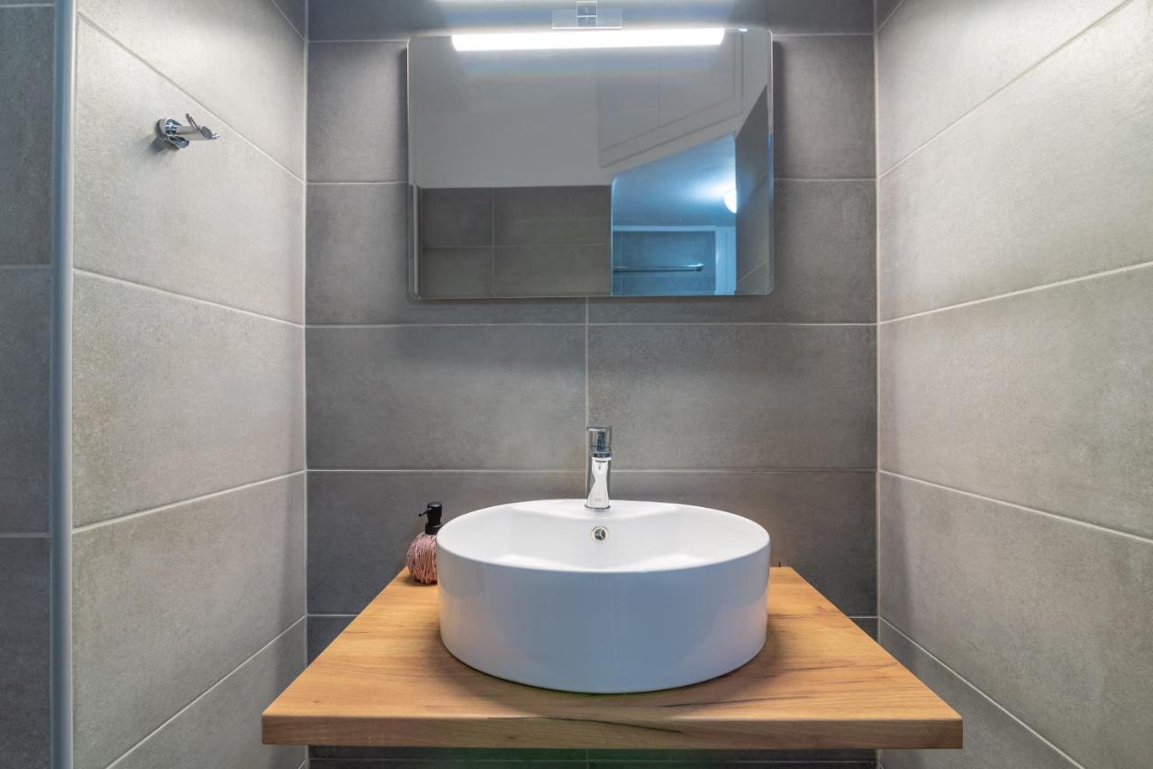 Modern Renovated Apt Next To The Beachfront Iraklio Exterior foto